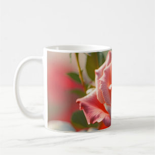 Taza De Café Dew matutino sobre un Rosa en flor
