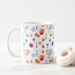 Taza De Café Día de fiesta judío hermoso feliz de Jánuca<br><div class="desc">Taza y taza judías hermosas felices de café del día de fiesta de Jánuca. Fondo judío de Jánuca del día de fiesta con los símbolos tradicionales de Chanukah - los dreidels de madera (top de giro), los anillos de espuma, menorah, velas, estrella de David y de brillar intensamente encienden el...</div>