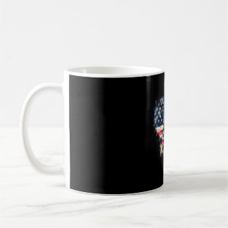 Taza De Café Día de los veteranos patrióticos siendo una mamá d