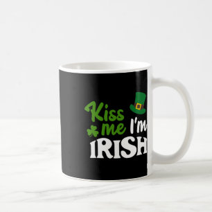 Taza De Café Día irlandés de St Patricks Me Besa