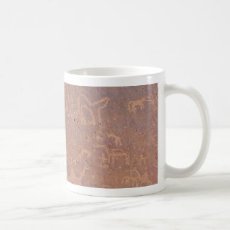 Taza De Café Dibujos tallados prehistóricos en el desierto