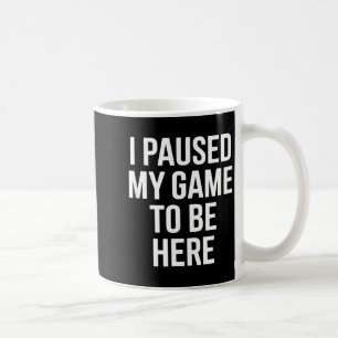 Taza De Café Dicho divertido pausé mi juego para estar aquí sar