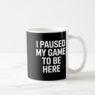 Taza De Café Dicho divertido pausé mi juego para estar aquí sar