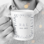 Taza De Café Diez años de Boda Aniversario de los Silvers<br><div class="desc">Única y moderna taza de café con boda de diez años. Fácilmente personalizable y personalizar por iniciales y año(s) para amigos especiales,  parejas,  padres o su esposo/esposa. Asegúrese de revisar el resto de mi colección para más ideas de regalo.</div>
