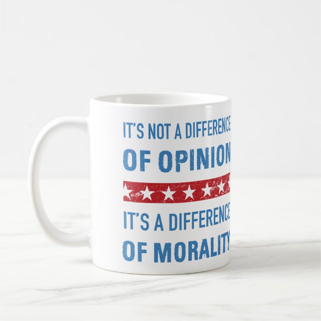 Taza De Café Diferencia De La Moralidad Contra Trump (Izquierda)