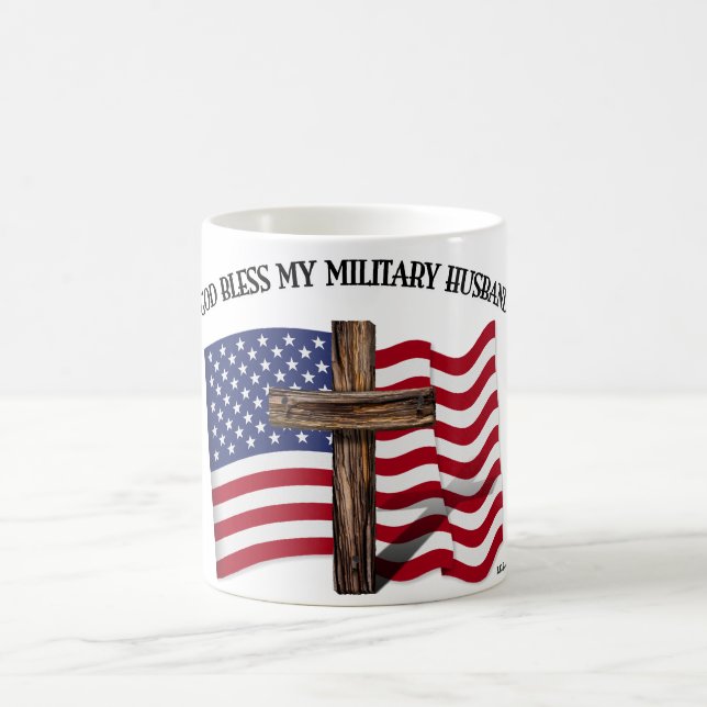 Taza De Café DIOS BENDIGA A MI ESPOSO MILITAR cruzando la bande (Centro)
