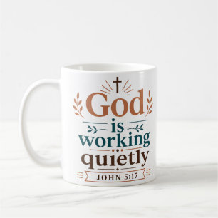 Taza De Café Dios Está Trabajando Silenciosamente Estímulo Cris