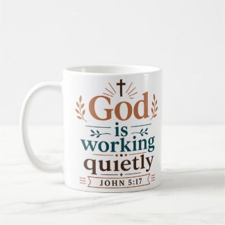 Taza De Café Dios Está Trabajando Silenciosamente Estímulo Cris