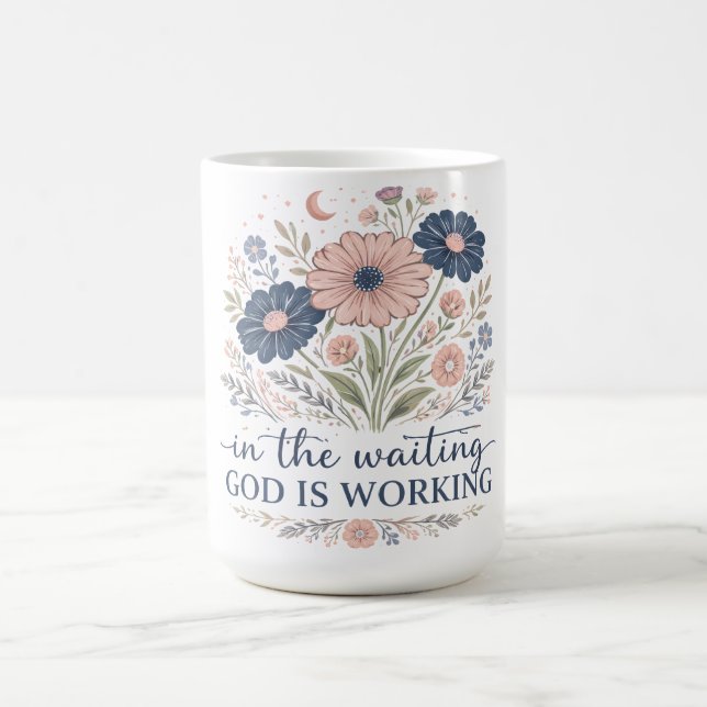 Taza De Café Dios Inspirador Está Esperando (Centro)