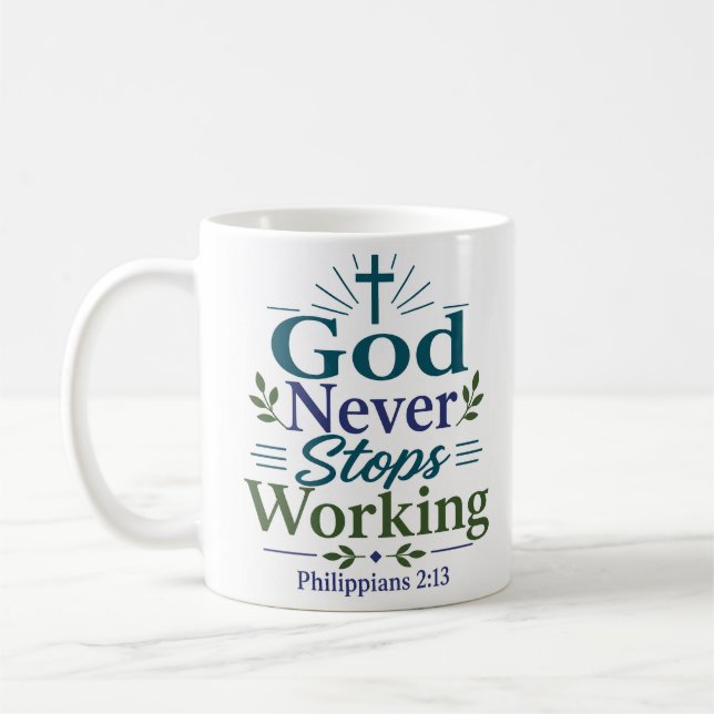 Taza De Café Dios Nunca Deja de Trabajar Estímulo Bíblico (Izquierda)