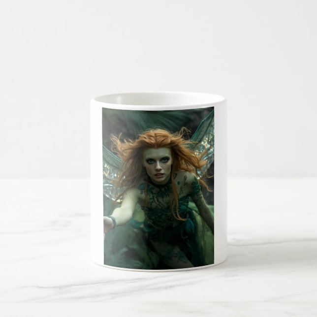 Taza De Café Diosa Alienigena del Bosque – Mujer Alada de Verde (Centro)