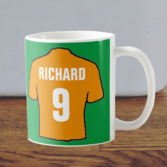 Taza De Café Diseño de camisas de fútbol en oro viejo. (Subido por el creador)