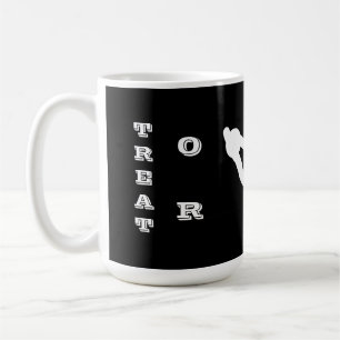 Taza De Café Diseño de trucos de Halloween blanco negro con let