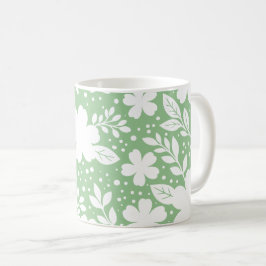 Taza De Café Diseño floral blanco sobre fondo verde suave