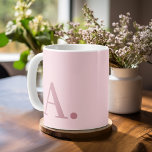 Taza De Café Diseño mínimo con un enorme Rosa de monograma mode<br><div class="desc">Color rosa neutro y rosa con una fuente serif moderna para su monograma u otro texto. El color de fondo y el texto se pueden cambiar si pulsa sobre el área de color avanzada. Si su arte todavía necesita ser ajustado, haga clic en el botón Personalizar Este botón. Esto le...</div>