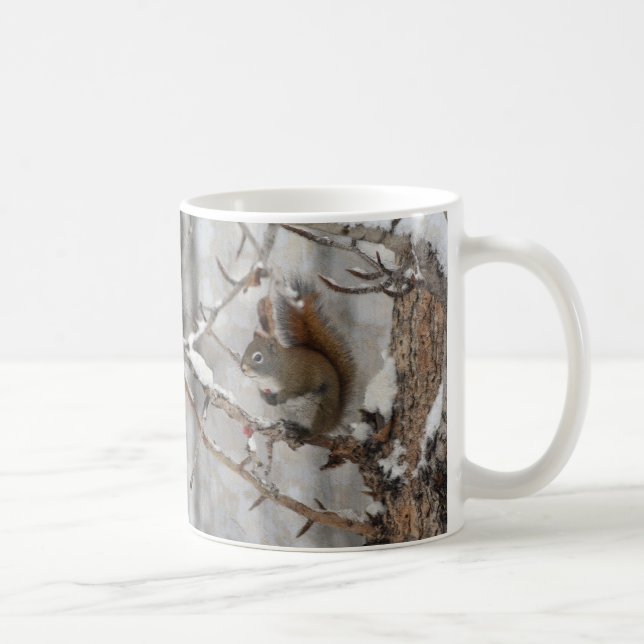 Taza De Café Diseño navideño de ardilla de invierno, nieve y ba (Derecha)