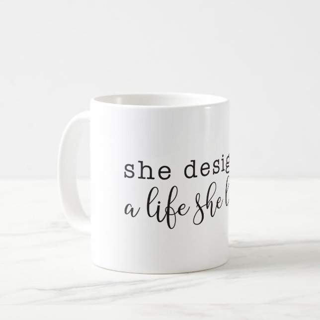 Taza De Café "Diseñó una vida que ama" Coffee Mug (Anverso izquierdo)