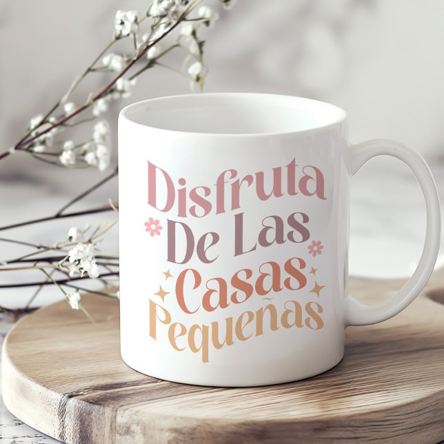 Taza De Café "Disfruta de las pequeñas" Inspiración Boho ("Disfruta de las casas pequeñas" Boho Inspiration Coffee Mug on a sunny neutral boho kitchen table.)