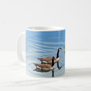 Taza De Café Disfrutando de un tazón de café nadando