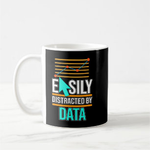 Taza De Café Distraído Fácilmente Por El Analista De Datos Cien