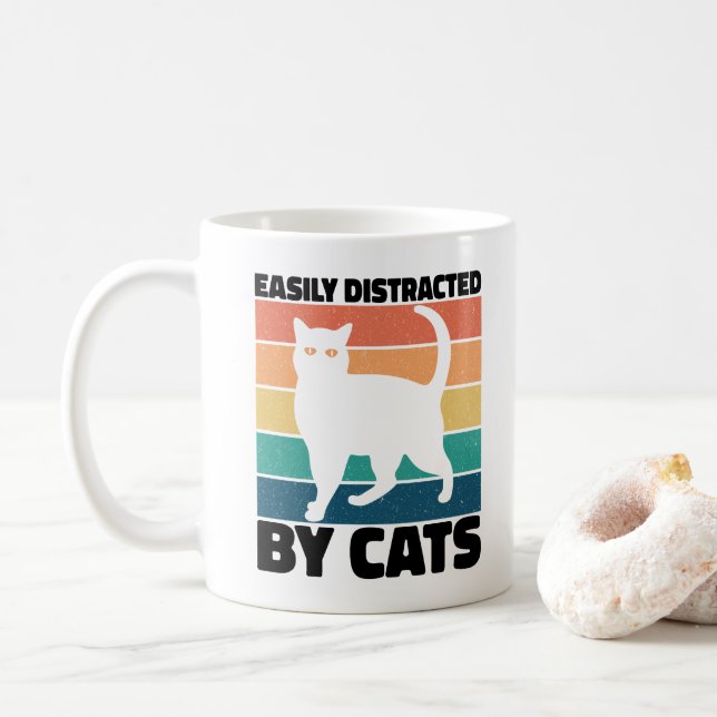 Taza De Café Distraído Fácilmente Por Gato Gracioso Del Gatito  (Con donut)