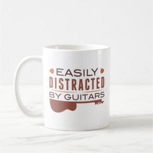 Taza De Café Distraído Fácilmente Por Los Guitares