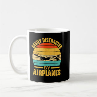 Taza De Café Distraído Fácilmente Por Los Regalos Del Piloto De