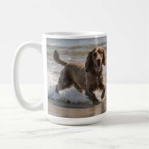 Taza De Café "Diversión costera: Una obra de Cocker Spaniel en 