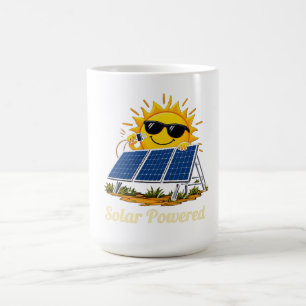 Taza de café divertida con sol y panel solar de en