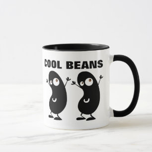 Taza de café divertida de las habas frescas