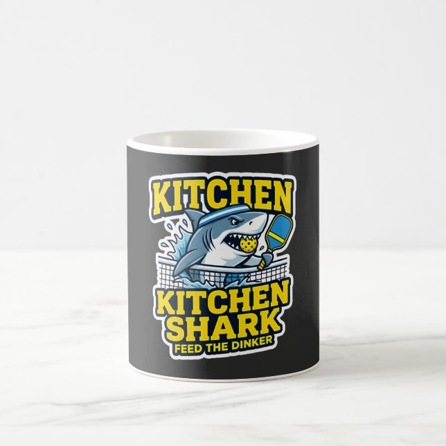 Taza de café divertida de pickleball Kitchen Shark (Centro)