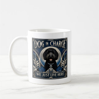 Taza de café divertida Labradoodle dirige la casa