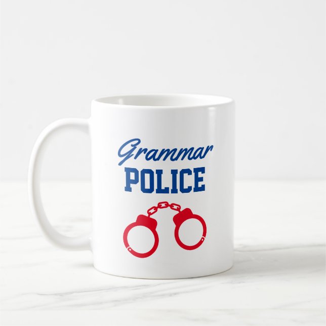 Taza de café divertida policía de gramática para m (Izquierda)