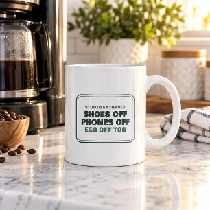 Taza de café divertida sin zapatos, teléfonos apag