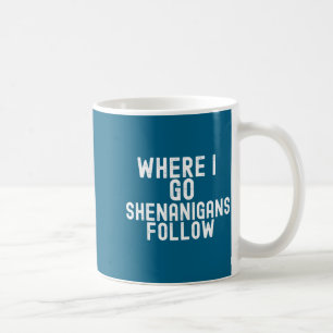 Taza De Café Divertido donde voy, travesuras siguen vacaciones