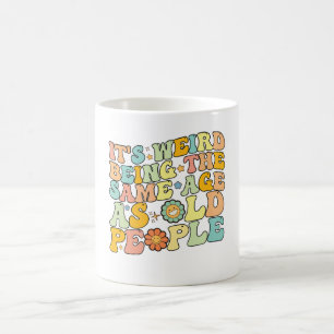 Taza De Café Divertido Es raro tener la misma edad que la gente