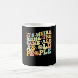 Taza De Café Divertido Es raro tener la misma edad que la gente