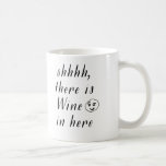 Taza De Café Divertido tazón de café<br><div class="desc">La manera perfecta de despertar y empezar el día. Esta taza de café contiene las palabras "shhh,  hay vino aquí". El regalo perfecto para tu amigo,  colega,  jefe,  la novia,  la dama de honor,  hermana... </div>