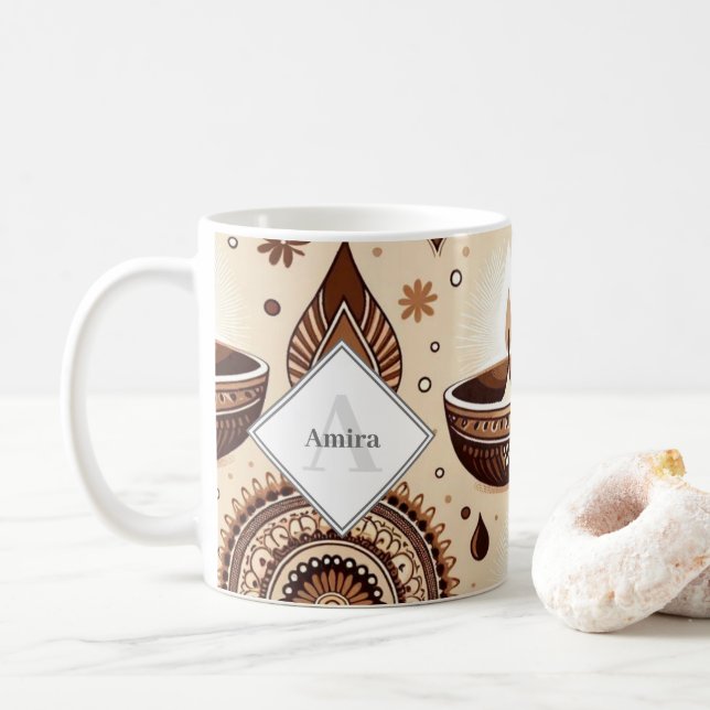 Taza De Café Diwali Diyas y Rangoli Gold & Bronze personalizado (Con donut)