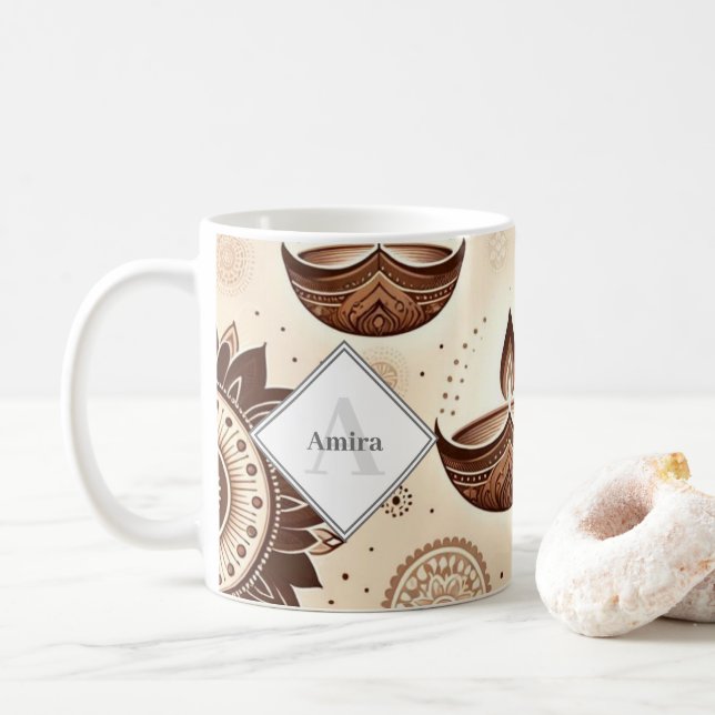 Taza De Café Diyas y rangoli de bronce y oro personalizados (Con donut)