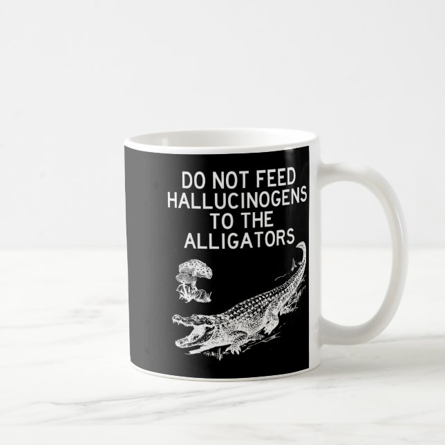 Taza De Café Do Not Feed Hallucinogens To The Alligators Funny  (Derecha)