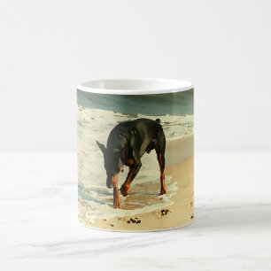 Taza De Café Doberman en la imagen de la pintura de la playa
