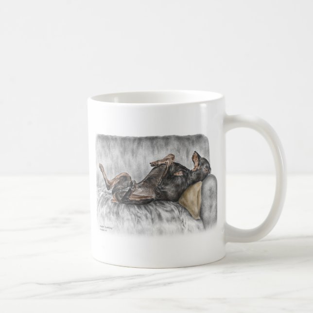 Taza De Café Doberman gracioso en Sofa (Derecha)