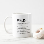 Taza De Café Doctorado humor divertido de la graduación de defi<br><div class="desc">Este es un gran regalo para un compañero de trabajo,  amigo o cualquiera con sentido del humor. El texto y el tipo de letra pueden cambiarse a su preferencia. Si necesitas ayuda para personalizar tu producto,  por favor contacta conmigo a través de mi tienda y estaré encantado de ayudarte.</div>