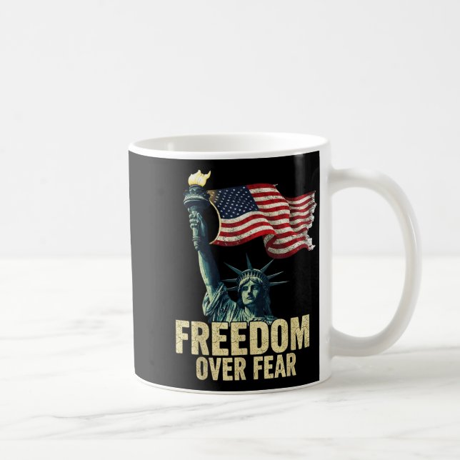 Taza De Café Dom Over Fear Statue Of Liberty Flag Graphic  (Derecha)
