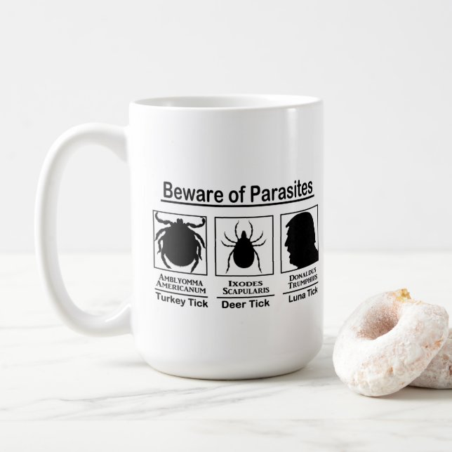 Taza De Café Donald Trump mira a los parásitos (Con donut)