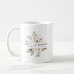 Taza De Café doncella de honor blanca con flores de rosa<br><div class="desc">Moda y elegante diseño floral blanco presenta el título Maid of Honor y 1 línea de texto personalizado debajo. Se puede editar todo el texto, cambiar el color, el tipo de letra y el tamaño. Haz uno por cada fiesta nupcial. Se verá genial en sus fotos preparatorias. Esta taza de...</div>
