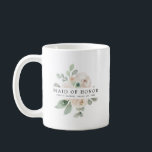 Taza De Café doncella de honor blanca con flores de rosa<br><div class="desc">Moda y elegante diseño floral blanco presenta el título Maid of Honor y 1 línea de texto personalizado debajo. Se puede editar todo el texto, cambiar el color, el tipo de letra y el tamaño. Haz uno por cada fiesta nupcial. Se verá genial en sus fotos preparatorias. Esta taza de...</div>