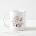 Taza De Café doncella de honor rosa rosa floral de Rubor<br><div class="desc">Moda y elegante diseño floral de color rosa oscuro presenta el título Maid of Honor y 1 línea de texto personalizado debajo. Se puede editar todo el texto, cambiar el color, el tipo de letra y el tamaño. Haz uno por cada fiesta nupcial. Se verá genial en sus fotos preparatorias....</div>