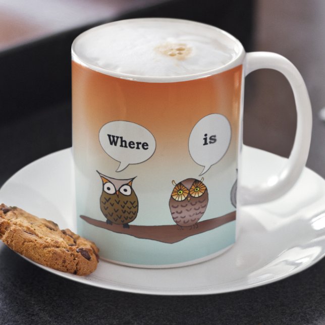 Taza De Café ¿Dónde Está Mi Café? Mug de cuatro búhos (Perched and perplexed, these owls wonder, 'Where is my coffee?)